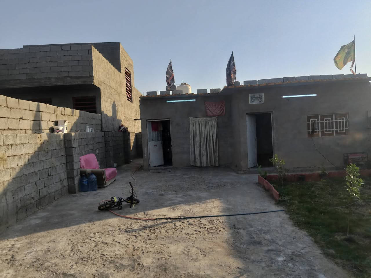 السلام عليكم للبيع بيت زراعي سند 25 وره محطه حمزه دعيل مساحه 300 بي غرفه النوم وستقبال ومطبخ وحمام مسكف سنوديج السعر 13 مليون استفسار ***********
