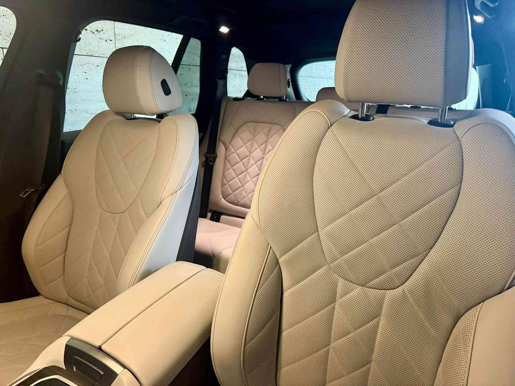 Bmw X 5 40i xdrive 2024 ..دفع رباعي مو ثنائي ..
Driver assistance professional  
  ***للبيع مو للمراوس ***
ماشية 15 الف ميل اللون اسود ميتالك ،داخل ابيض 
تغليف ppf فرنسي براند hexis ب ٢٥٠٠$ مو تجاري
حادث بسيط دعامية ،بدون نقص صفر مسج،اخت الزيرو الداخل والكشنات زيرو بدون اثر استخدام وكشر السيارة جديد لاشخوط ولا رصعات ولاسمكرة ماتبين وارد امريكا,
مكان السيارة بغداد - الجادرية
السعر 50000$ 
للتواصل واتساب فقط ***********
