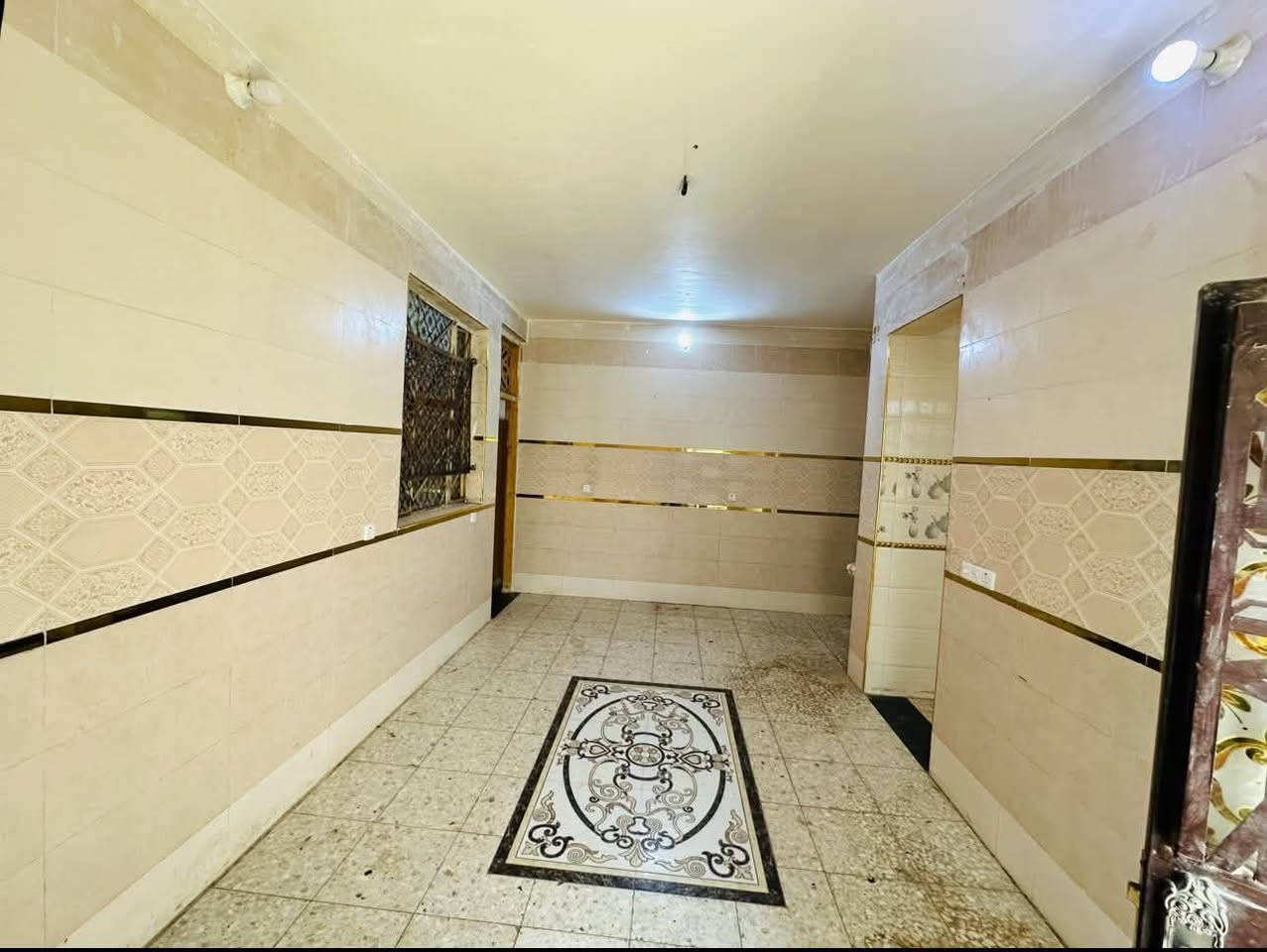 سلام عليكم بيت 🏠 الاجار الاجار فقط
السعر الاجار ٥٥٠ الف دينار عراقي 
العنوان بغداد البلديات صحفيين بين الضباط وصحفيين مقابيلك تشجير خير من الله عندك تريله عندك سياره جبيره 
البيت صفر 0️⃣ فارغ جديد بناء 🔨 
يحتوي علا 2 غرف نوم صاله مطبخ حمامات ٢ داخل وخارج كراج سياره 
‏***********
اني صاحب العقار ليسا دلال
سعر الاجار ٥٥٠

