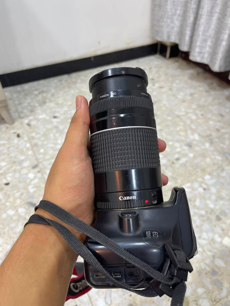 � للبيع كاميرا  كانون Canon DSLR

* كاميرا كانون احترافية
* عدسة Canon Zoom EF 75-300mm
* زوم قوي ومناسبة للتصوير البعيد والبورتريه
* شاشة خلفية LCD
* تركيز تلقائي AF
* إمكانية تصوير صور وفيديو
* بيها فلاش مدمج
* منفذ ذاكرة
وياهه ستاند مال تصوير 
وجنطة هم وياهه 
السعر 325 الف مجال بسيط مكاني بغداد جديدة 
الرقم واتساب ***********
