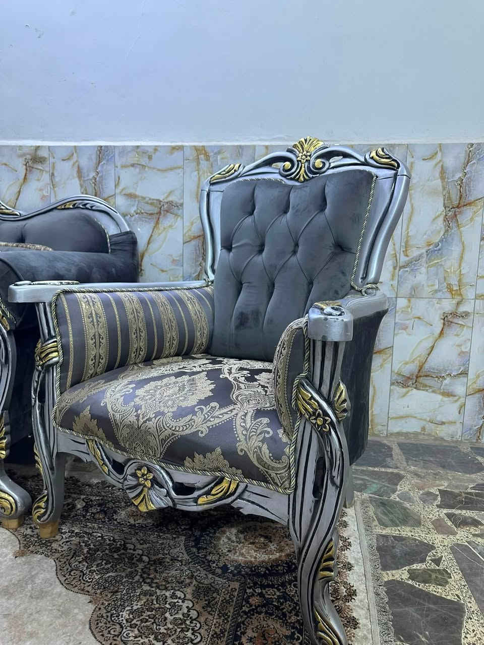 ملكي تركي خشب زان عشر مقاعد مع وسطيه نظيف جداً مكانه المنصور ***********
