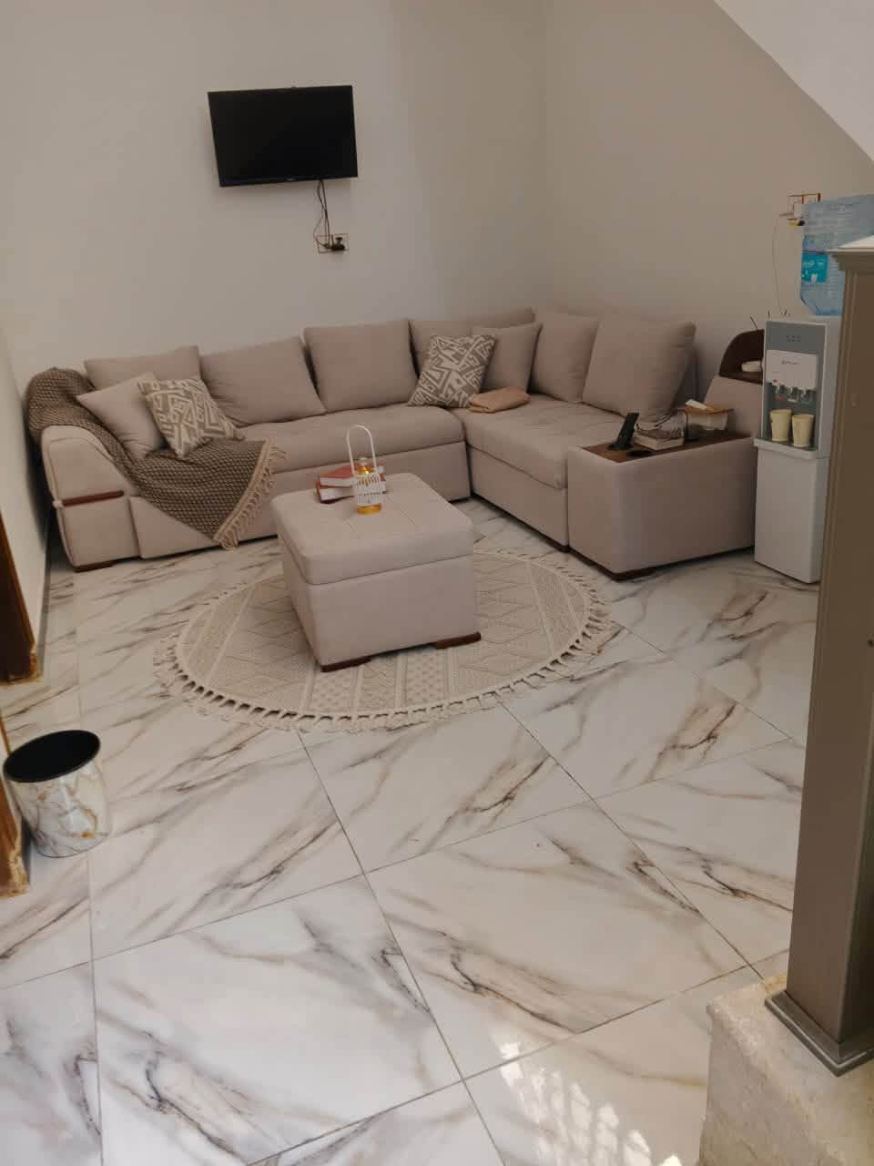🏡 للبيع دار 100 م² مؤثثة بالكامل – جاهزة للسكن 🏡
📍 العنوان: الإسكان الصناعي / الحولي الجديد
📄 طابو صرف – رقم العقار: 3/3592

✨ موقع مميز جداً
✅ مقابل حديقة عامة
✅ واجهة على الشارع العام
✅ جميع الخدمات متوفرة (تبليط، أرصفة، كهرباء، إنترنت)

مواصفات الدار:

* ديوانية خارجية
* حمام خارجي
* طارمة
* هول
* غرفة نوم
* مطبخ
* حمام داخلي
* منور

🛋️ الدار تُباع مع الأثاث بالكامل، ومنها:
✔️ 3 سبالت أوكس (2 طن)
✔️ غرفة نوم تركية
✔️ تخم زان مصري
✔️ كورنر من الجشعمي (يتحول إلى سرير)
✔️ مطبخ مرمر وخشب
✔️ طباخ عشتار
✔️ ثلاجة وبراد ماء
✔️ 3 شاشات 4K
✔️ كاميرات مراقبة
✔️ زوالي وستائر
✔️ ميز طعام مرمر
✔️ أغراض المطبخ كاملة
✔️ حتى المولدة مشمولة بالبيع.

💯 البيت جاهز للسكن، ما يحتاج غير تجيب ملابسك وتسكن.

💰 السعر النهائي: 100 مليون دينار عراقي (شامل الأثاث).

📞 للاستفسار: ***********
