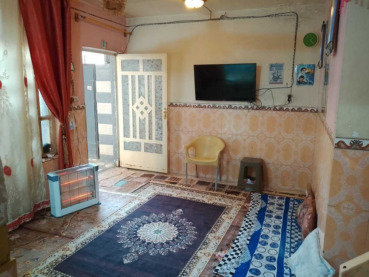 السلام عليكم 
دار للبيع مساحه 100متر طابو زراعي سند 25 قريب على الامام الحمزه يبعد عن الامام 300متر الموقع فرع عدي السعدي ابو الشتايكر الشوراع تبليط مع مجاري داخليه و خارجيه البيت مكون من طابقين الطابق الارضي صاله +استقبال+ غرفه + مطبخ +حمام داخلي الطابق الثاني بي غرفه ومخزن للغراض السعر 40    
للاستفسار على هذا الرقم ***********
