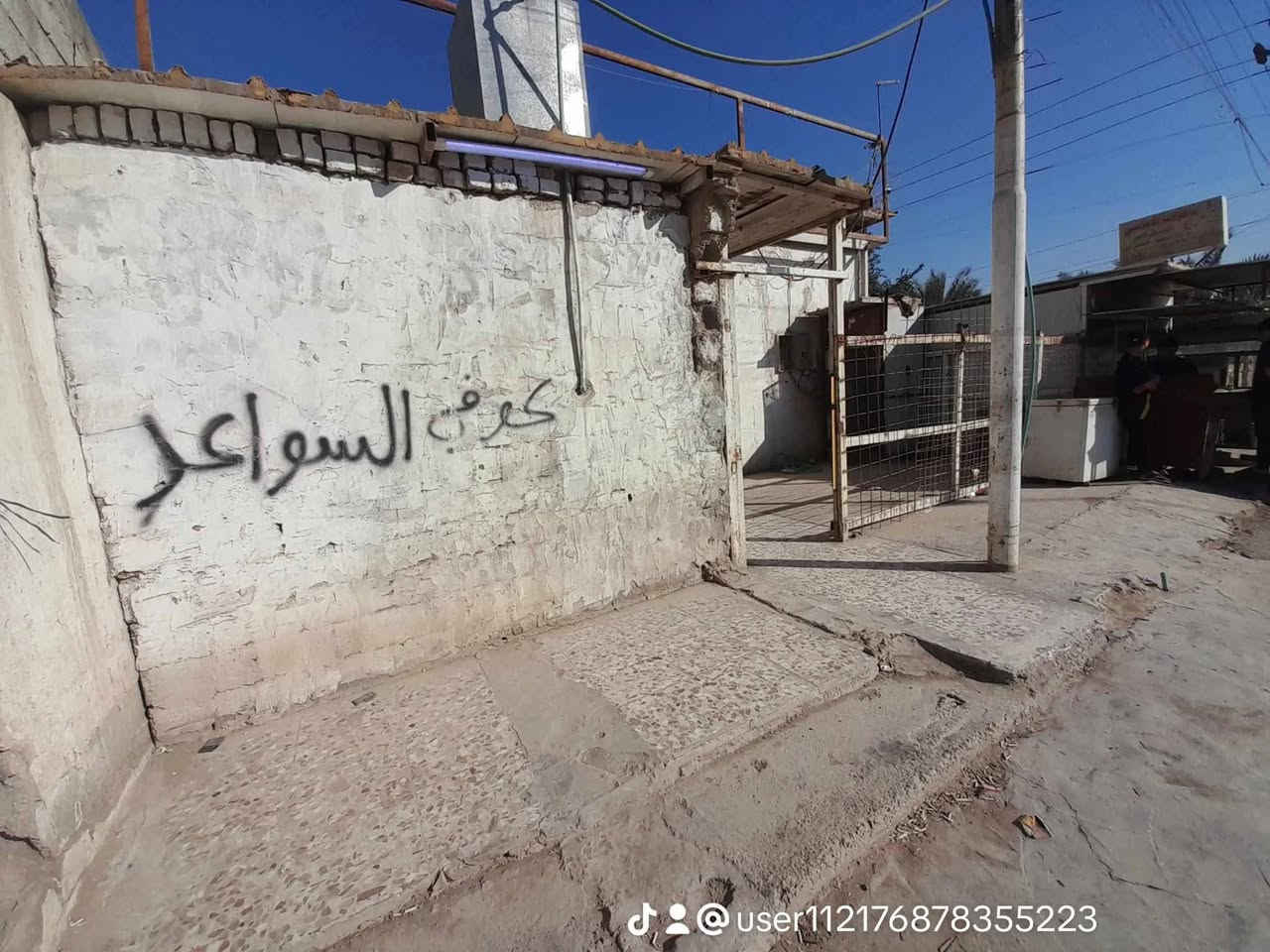 سلام عليكم كوفي للبيع الكاع مع الغراض المساحه 240 الأرض واقع حال مشموله بل تطويب مرقمه من قبل الدوله بيه مطعم زغير مال اكلات سريعة العنوان الرشاد شارع التانكي قرب فلكه حي النصر السعر 65 مليون وبيها مجال سبب البيع شايل من المنطقه واريد ابيع جوه السوك سعر كاع بس البناء والأغراض ما ماخذ فلوسه امانه الله  للأستفسار الأتصال على الرقم ***********

