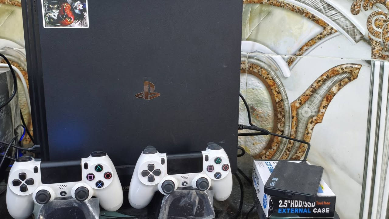 Ps4برو مهكر للبيع استعمال شخصي 
ركز استعمال شخصي . اي احد م لاعب بيه غيري.
البلي مهكر ايضا.
🔹 المواصفات:
✅ جهاز PS4 Pro بحالة ممتازة جدًا ونظيف.
✅ نظام 12.02.
✅ استعمال شخصي ومحافظ عليه، لم يتم فتحه أو العبث به.
✅ 43 لعبة مثبتة (47 تطبيق مع تطبيقات النظام).
✅ هاردان خارجيان، كل هارد سعة 500GB ومليئان بالألعاب.
✅ 3 يدات تحكم. 2 اصليات وواحده تجاريه.
✅ حامل للجهاز.
✅ حامل/قاعدة لليدات.
✅ مروحة تبريد.
✅ رف للأقراص.
✅ جاهز للاستخدام مباشرة.
🎮 يحتوي على ألعاب قوية ومشهورة مثل:

Grand Theft Auto V
DOOM
Hollow Knight: Silksong
Dying Light 2: Stay Human
theHunter: Call of the Wild
God of War III Remastered
Cities: Skylines
Horizon Zero Dawn
Car Mechanic Simulator
Bus Simulator 21 Next Stop
Uncharted 4: A Thief's End
Crash Team Racing Nitro-Fueled
God of War Ragnarök
WWE 2K23
Mortal Kombat 11
Resident Evil 4
TEKKEN 7
Little Nightmares
God of War
PRO EVOLUTION SOCCER 2018 (PES 2018)
Truck Driver
Call of Duty: Modern Warfare Remastered
RESIDENT EVIL 7 biohazard
Assassin's Creed IV Black Flag
Assassin's Creed Unity
EA SPORTS FC 26
PES 2019
Sekiro: Shadows Die Twice
Resident Evil Village
Outlast
Crash Bandicoot 4: It's About Time
Crash Bandicoot N. Sane Trilogy
Spyro Reignited Trilogy
It Takes Two
Marvel's Spider-Man
Farming Simulator 22
Death Stranding
Stray
Ghost of Tsushima
وبعد المزيد من الالعاب

43 لعبه ولله ال يعرف بيهم راح ياخذه كبل لان اني منطيك جهاز كامل مواصفاته وايضا اني محافض عليه جدا ونضافته كلش عالية وراح تجي تشوفه هم
وطيك بيه ضمان الي تريده انت لان ثاق وضامنه كلش 

اني جنت محافض عليه كلش أيضا حاطه ع ups حتى لا يطفئ لكن فقط ال ups غير معروض للبيع .

السعر كل هذه 700 الف دينار مكاني كربلاء 
الي يحب يتواصل ويايه *********** اتصال وبيه واتس اب!

ملاحضه السعر هذه كدامك اذا م عجبك السعر اكتب سعره وذا عجبني راح اوافق عليه. 
اريدك انت تحسب كل شغله معروضه وشوف شكد يصيرن 
راح تاخذه مني ومرتاح بالك لان بعتبار مشتري بكج كلشي يجمعلك 
ملاحظة 2هاردات ومساحه البلي صارن 2T تيرا بايت يعني اذا الالعاب م عجبنك تكدر تمسح واجيب اي لعبه ال تريده ولو اني كلشي او اغلب الالعاب جايبهم!
اسف ع اطلاله .
----------------
