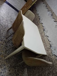 ميز طعام واربع كراسي للبيع السعر 150وبيه مجال أن شاء الله مكاني بغداد ...