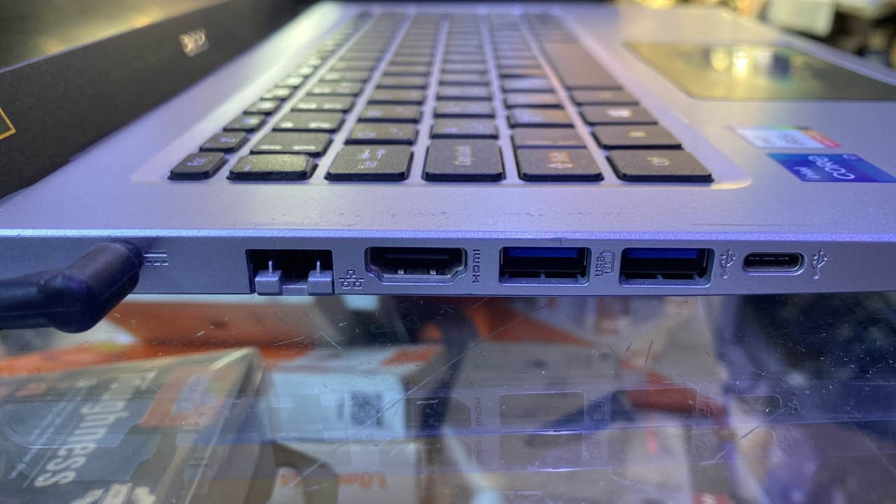 i7-١١جيل • ٤ جيجا رام • شاشة فول HD