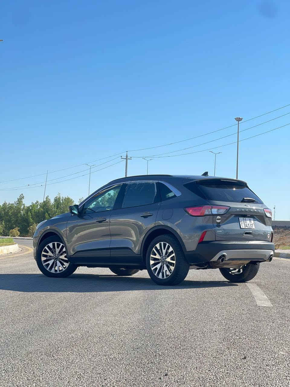 Ford Escape Hybrid
SE الفول موصفات 
موديل                2022
🔹محرك 2500 تنفس طبيعي 

🔹 محرك أربع سلندر مرغوب 
🔹فتحت سقف 
🔹دفع 4ويل 
🔹 دبل إكسل 
🔹بخمس وضعيات قياده
🔹كود باب Door code
🔹بصمة شغال
🔹تشغيل عن بعد
🔹 كوشن جلد
🔹كوشن تدفئة 
🔹شاشه كار بلي 
🔹تبريد ثلج ❄
🔹كامر خلفيه 
🔹 سكان هيتَر
🔹 گيج الكتروني أي عطل يطلع بل شاشه 
🔹 صندوق جك 
🔹 بريك بصمة أوتو هولد Auto hold
🔹نظام إيقاف وتشغيل المحرك التلقائي عند التوقف Auto start-stop
🔹رادار امامي مع نضام مثبت سرعة ذكي Adaptive cruise control 
🔹نظام المساعدة في البقاء داخل المسار Lane keeping
🔹باب صندوق خلفي يفتح تلقائيا  Hands-free 
‏lift-gate
🔹رادار أمامي نضام ابريك فول أي شي كدام السياره توكف 
🔹 مانع انزلاق 
🔹 ماشي 72 الف ميل
🔹بيه قطعة صبغ باب خلفي عكس السايق فقط  بدون ايرباك
🔹حادث السياره من أمريكا غرق 100/10
🔹گير و محرك شرط
🔹سياره رقم بغداد
🔹تحويل ثاني يوم 
🔹السياره بيه موصفات كومه بعد ما مذكوره 
📍مكان الأنبار الفلوجة 
السعر 155 وقابل للتفاوض الشراي يتصل ويدلل
📞‏‪***********‬‏
