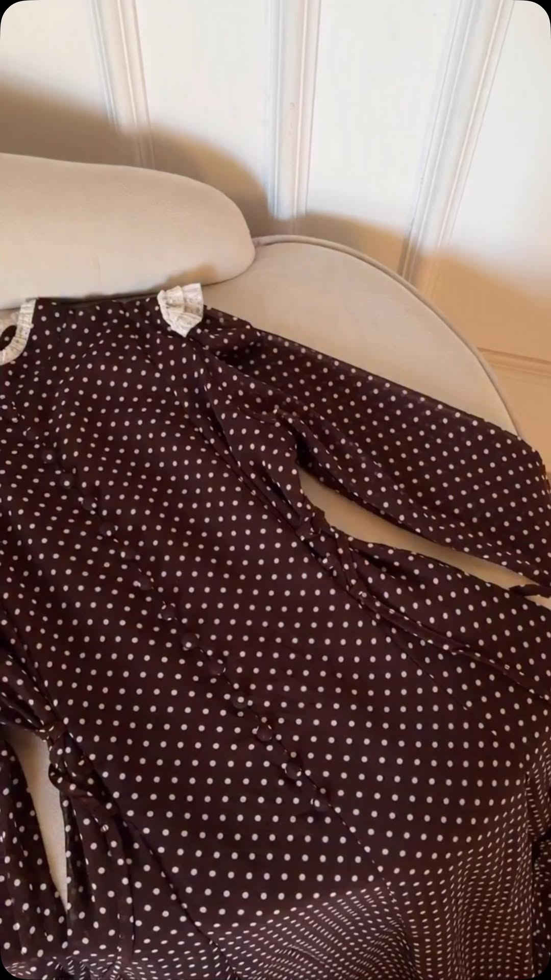 Where Class Meets Cuteness 🤎
فستان بولكا دوت باللون البني.. اختيار الأميرات

#القياسات_36_38_40_42_
الـطول كامل
