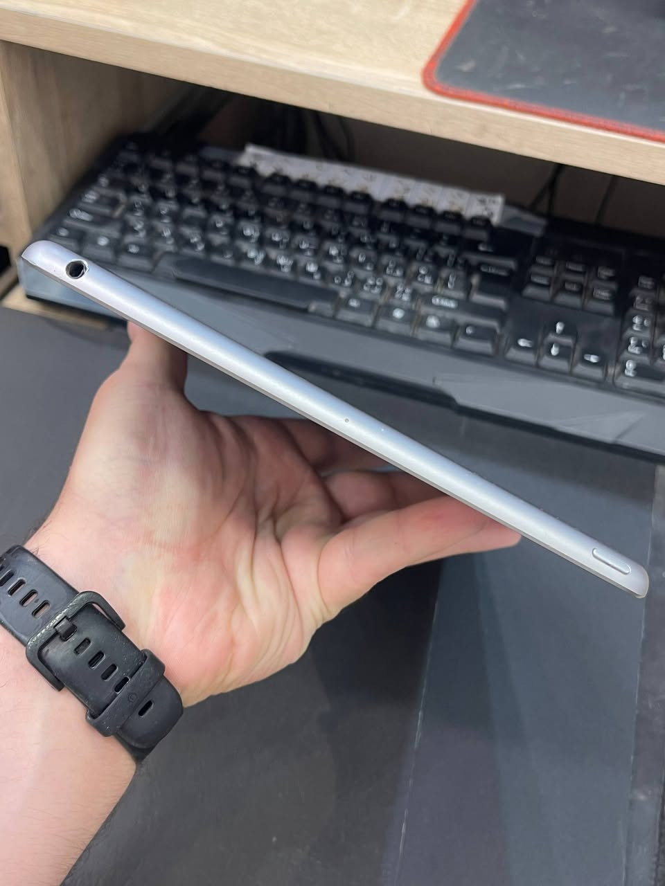 📱 للبيع iPad 6 – ذاكرة 32GB
الجهاز نظيف جداً ومفتوح من الباكيته على إيدي، والآيباد ما مفتوح ولا متصين.
⚠️ الملاحظة الوحيدة: مكان السماعة العلوية ما يشتغل، لأن رأس السماعة انكسر وبقي جزء منه داخل المكان.
عدا ذلك الجهاز شرط، نظيف وشغال بصورة ممتازة.
💰 السعر المطلوب: 140 ألف دينار
🤝 بي مجال للشراي
📲 إذا شراي، مراسلة واتساب فقط:
***********
