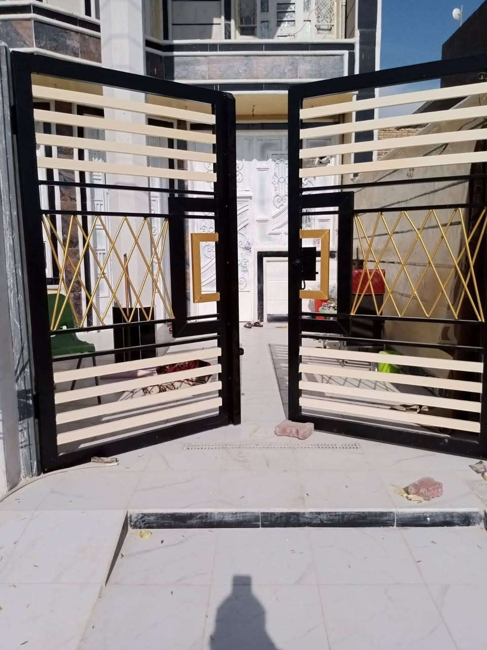 صباغ شبابيك وجدران سعر مناسب اتصال على الرقم ***********
