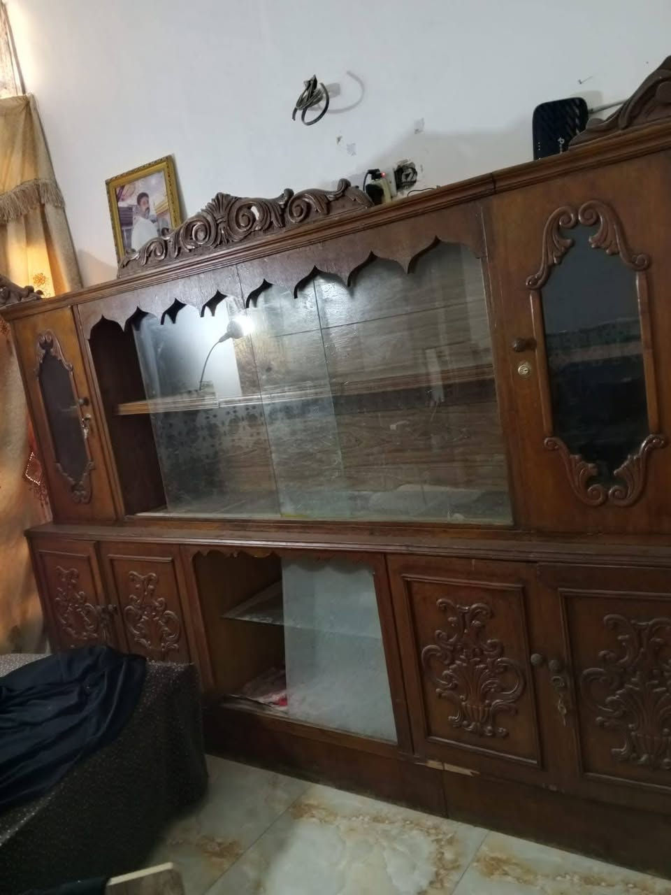 للبيع معرض هو قديم بس تسكام اصلي
خشب صاج الاصلي 
السعر 175 بي مجال وبخدمتكم 

الي حاب يشتري يتواصل على الموبايل 

***********
