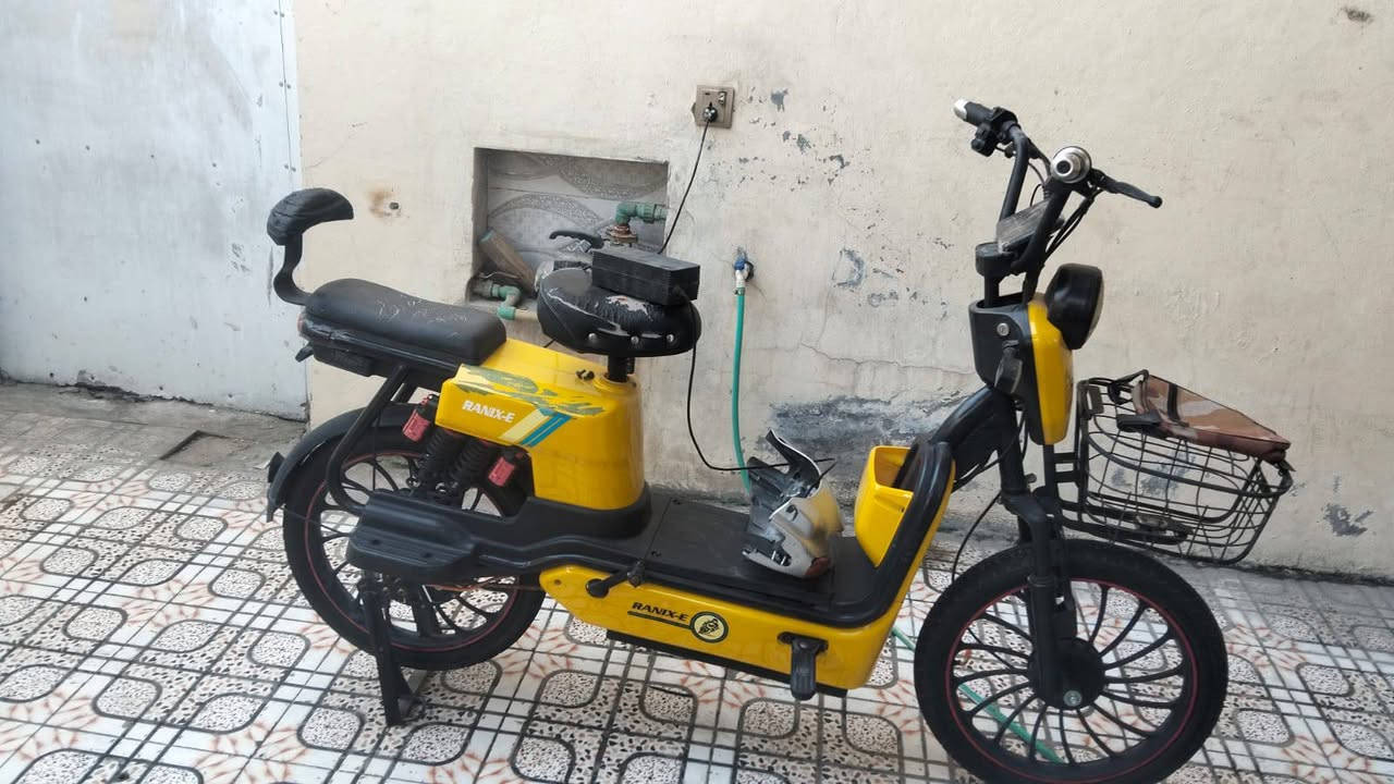 دراجة شحن خمس بطاريات وتمشي 40 كيلو با ساعة نظيفة وكلشي مابيها  والسعر 250 الالف والعنوان شهداء البياع شارع المضخة الثاني ***********@
