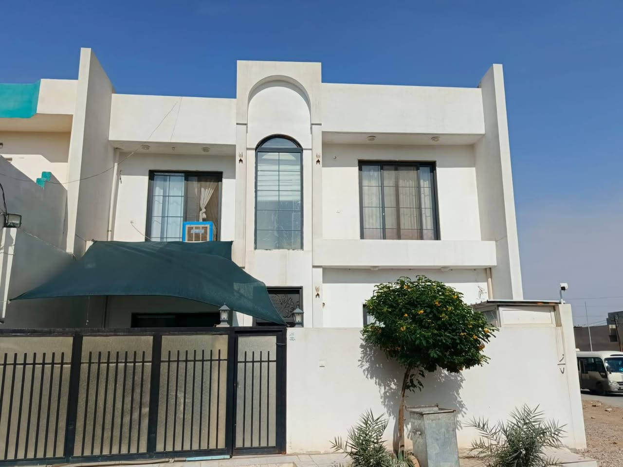 ٢٠٠م • واجهه ١٠م • ٤ غرف نوم