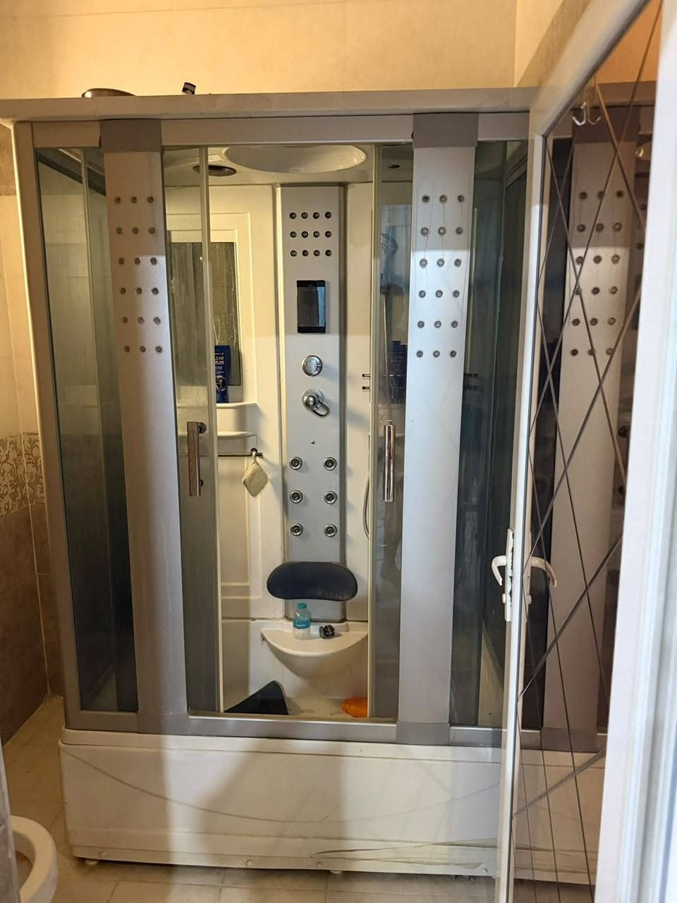 تمام تم التعديل 👌
*للبيع كابينة حمام فاخرة متكاملة - حالة ممتازة* 🔥🚿

حول حمامك لسبا منزلي متكامل!

*المواصفات:*
- *ساونة + بخار* للاسترخاء وتنشيط الدورة الدموية
- *بانيو + دوش جاكوزي* بمساجات مائية
- *نظام صوت بلوتوث* لتشغيل الموسيقى
- *تنقية ماء* للحفاظ على البشرة
- *دوش مطري + دوش يدوي + رفوف تخزين*
- *زجاج سميك وهيكل متين*
- *الحالة: ممتازة جداً*

*السعر: 300,000 دينار* 
قابلة للتفاوض للجادين

*الموقع: شارع 20*
للاستفسار والمعاينة:
************* 📞

الفرصة ما تنتظر.. تواصل هسه
