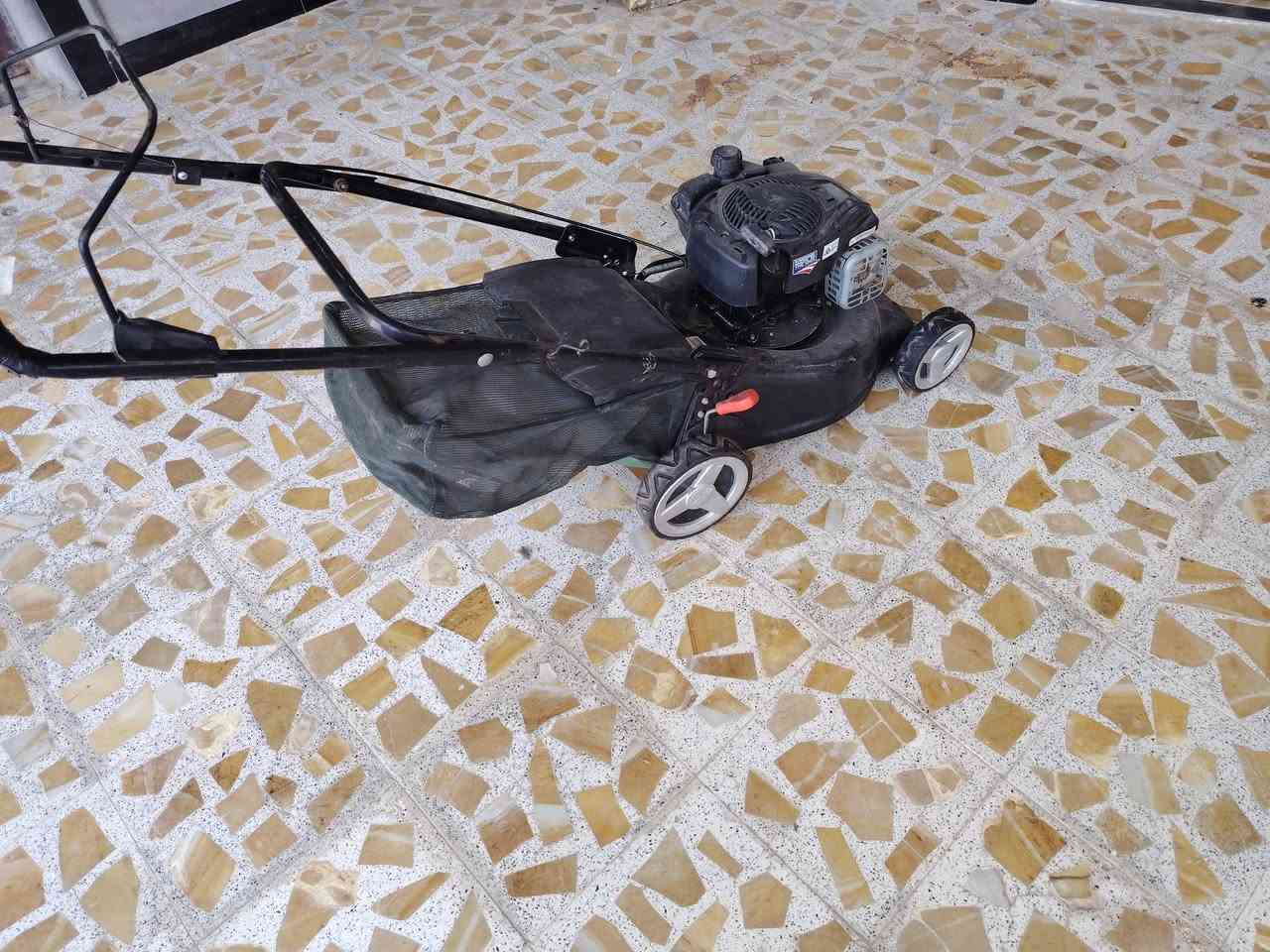 مكينة ثيل بانزين باله أمريكي شرط الشغل نظيفه ***********
