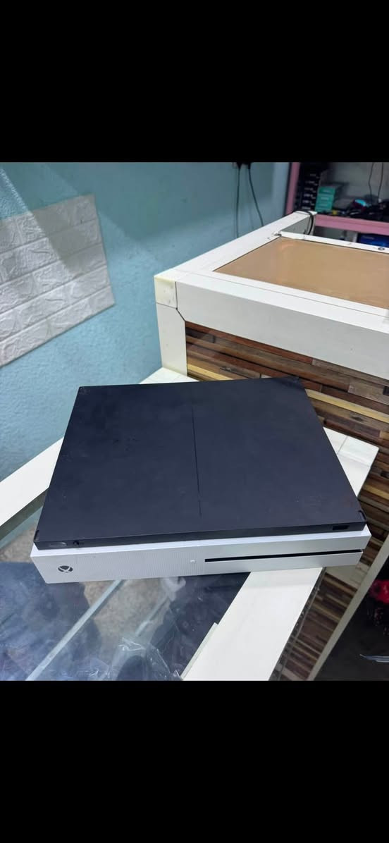 Xbox One S
500GB
جوستك كوبي 
مفتوح تنضيف 
السعر 125
العنوان موصل حي سومر مكتب الحسن متوفر توصيل 🚚 لجميع المحافضات 
***********
***********
