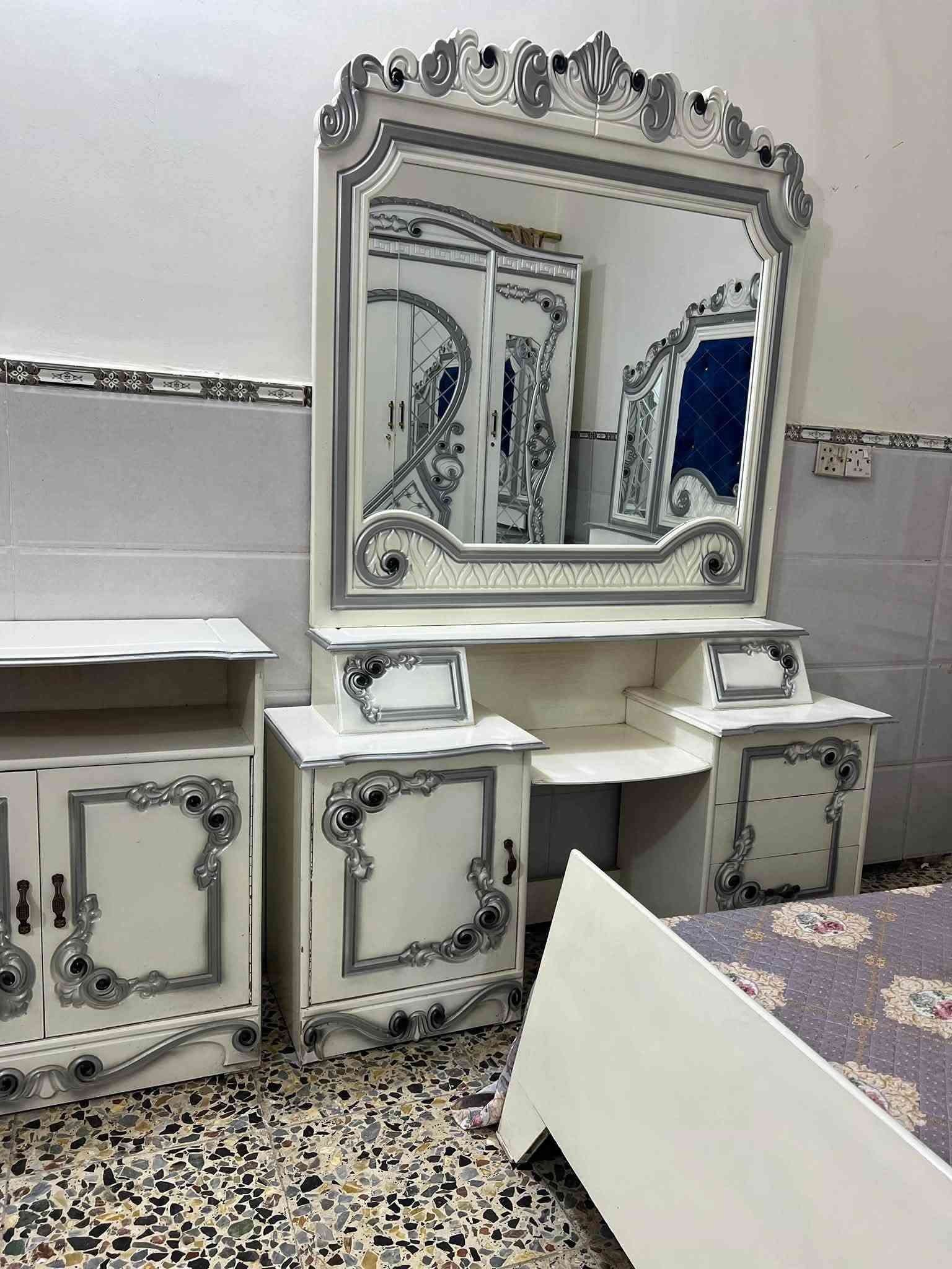 غرفه اخشاب عراقية مال عرسان السعر ٧٥٠ العنوان الشعب حي بساتين ويوجد توصيل ***********
