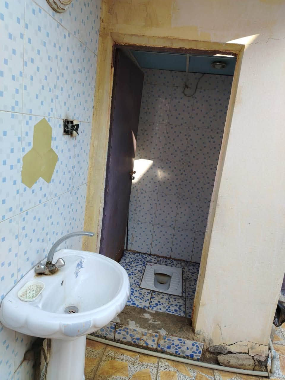 مشتمل للبيع الجبيريه الثالثه  مساحه 125 متر شارع 15 
عالي عن الشارع بسعر ارض البيت راهم بس يحتاج صبغ 
سعره ٤٠ مليون 
***********
***********
