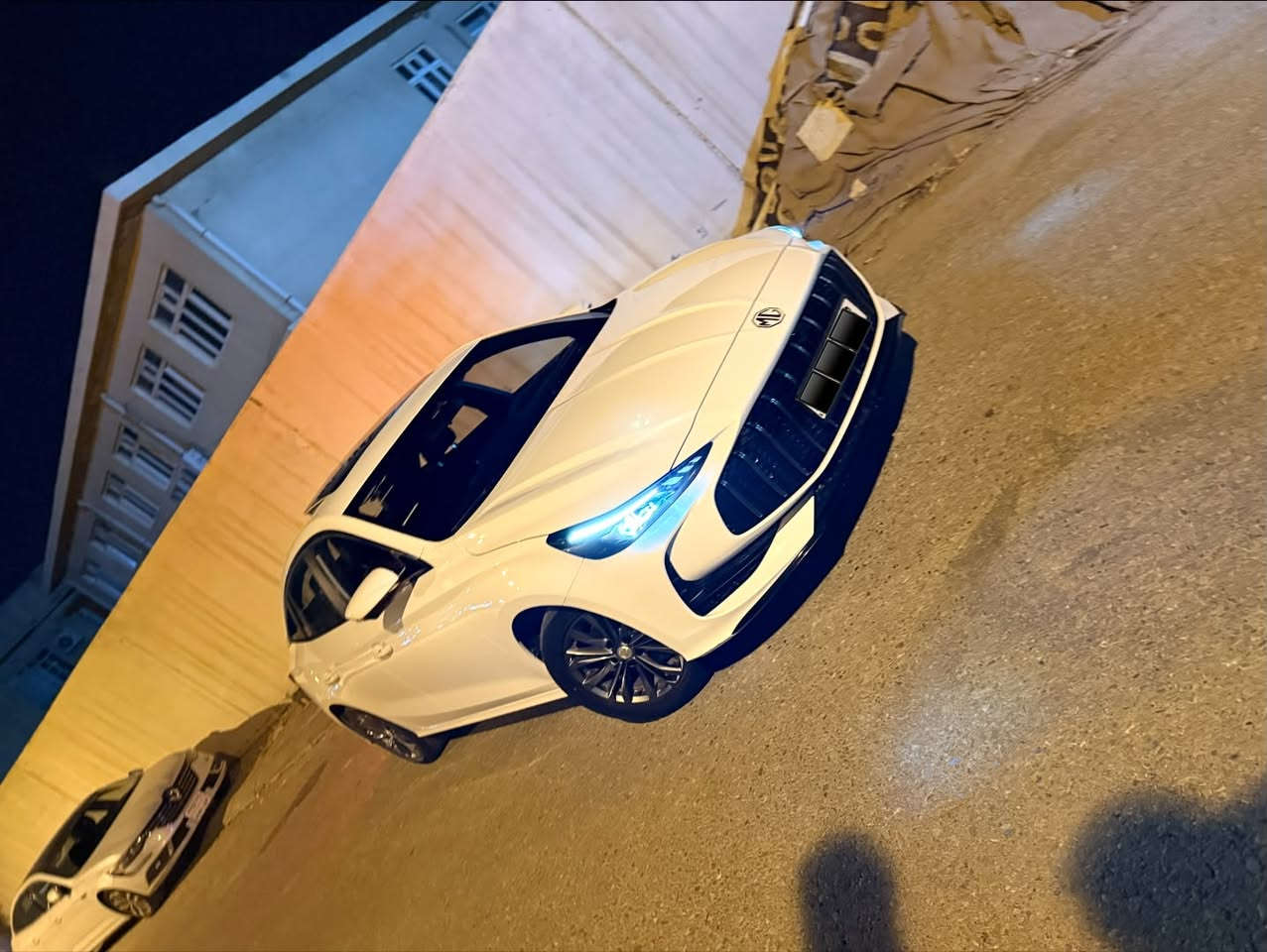 بە ناوی خوای گەورە
سلام علیکم برادەران
🚙جۆری سەیارە:MG GT
🗓️مۆدێل: ٢٠٢٤ شکڵ ٢٠٢٥
☑️بۆیاخ: بێ بۆیاخ
☑️ماوەی ڕۆیشتن:٢٤٠٠٠km
💵نرخی:١١٩ وەرەقە و موعامولە
🏙️شوێن:سلێمانی 
📞ژمارە تەلەفۆن:***********

زانیاری دیکە:
سەیارەکە ڕەقەم سلێمانیە ڕەقەم و سەنەوی تا٢٠٣٠ تازەیە / فوول مواسەفاتە لە سفریەوە بە خۆمەوە یەک دەستە تا بڵێی سەیارەیەکی زۆر کپ و توندو تۆڵە بێ مەسرەفە گێڕ و مەکینە و کارەبایی و تەقە و ڕەقە و تەحویل و غەرامە بە شەرت ، شاشە ئەکتیڤی فوول ٦ مۆد و ٤ زمان نیو ئەکتیڤ نیە، تازە کامل سێرڤسم کردوە وەرەقەی سێرڤسەکەی تیایە ، تەنها ئەو قوپاویە بچوکەی تیایە کە لە وێنەکەدا دیارم کردوە زۆر بچوکە خۆم چاکم نەکردوە بۆ ئەوەی دیار بێت کە چەنێکە، تەنانەت ژێری سەیارەکەش بەشەرت کە سفر بێت وە سپێری دانەبەزیوە ، لە موحەسەن و سوپەر کەمترم تێ نەکردووە بەنزین.
تێبینی/ سەیارەکە ئی ماڵی خۆمە و سەیارەی مەعرەز نیە هەموو شتێکی بەشەرت.
موشتەریت تێڵ کە لە خزمەتام لە چات موعامەلە ناکرێت
تکایە هەموو زانیاریەکانم نوسیوە بۆ زانیاری سەیارەکە تێڵ مەکە.
