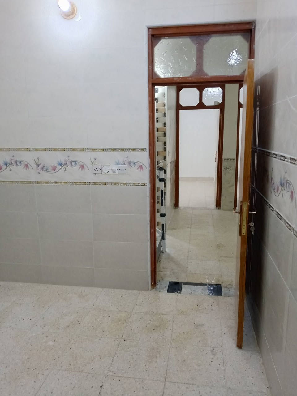 السلام عليكم ورحمه الله وبركاته بيت لبيع مساحه 140 في حي ذويب الثاني قرب الكنطرة بناء حديث قبل 3اشهر ارضيه كاشي كامل على اخر حبايه 3غرف نوم 5/4 وصاله 8/4 ومطبخ 4/4 ومضيف 6/4 للاستفسار الاتصال *********** معروض ب55 وبيه مجال لشراي بيع مستعجل
