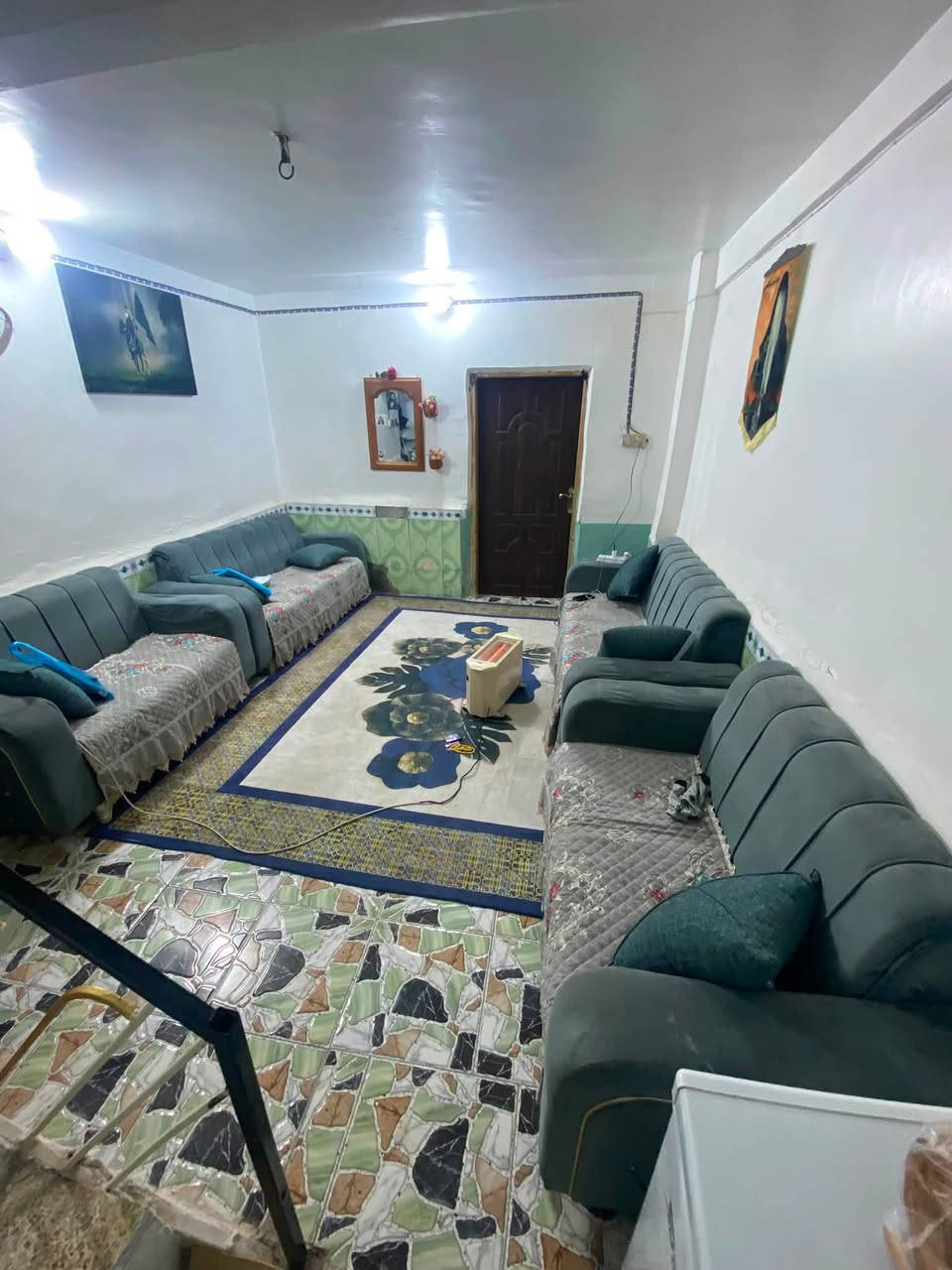 السلام عليكم
بيت 80 متر 

يتكون من 

استقبال

غرفة نوم كبيره طابق ثاني 

صاله

مطبخ

حمام داخلي + خارجي + مكشوفه

البيت يرادله ترتيب بسيط كلش

جاهز للسكن 

كهرباء وماي ومجاري 

بوستر صاعد ونازل 

خط مولد 

السعر 30 
الموقع شارع السوق قريب الصيدليه 

***********
