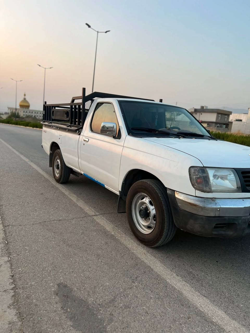 نیسان تاک 5 قولاپ 
٢٠٠٢ تەبریدە 
چوار تایەی لۆک لە ژێرە 
ئارم پلاستیک سلێمانی ئارمو ئەوەلیات بە شەرت هەموو شتێ
دوو پارچەی رەشە پێشو دوا کەپس 
گێروو مەکینەو تەقەو رەقە بەشەرد 
دینارێ نوقسانی نییە  
گۆرینەوەش ئەکەم لەسەر دلگرتن 
72 گەلاوو مەعمەلە 
***********
***********
