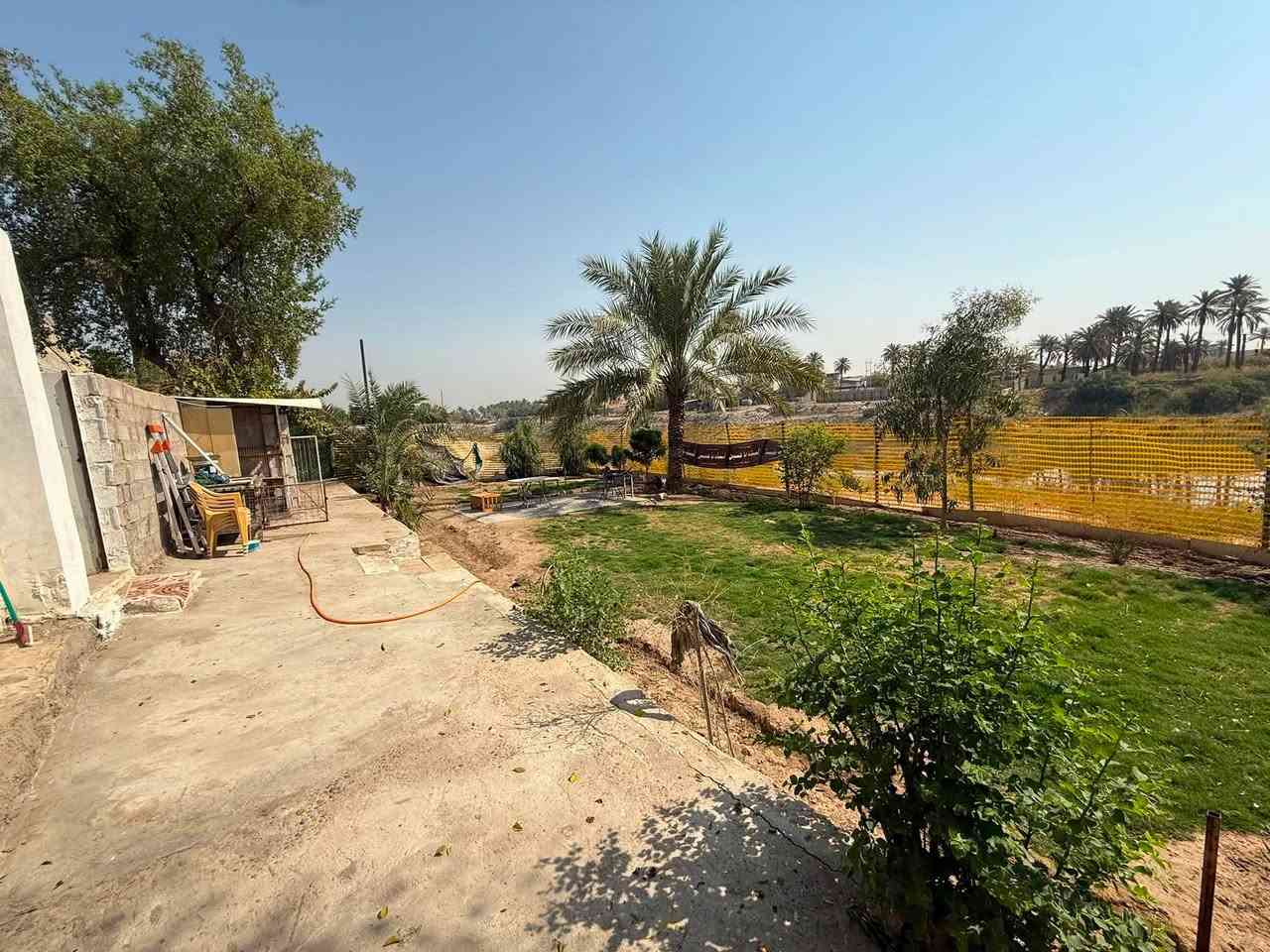 🏡 بيت زراعي متكامل للبيع - بغداد / الأمين الثانية (خلف السدة)
السعر: 350 مليون دينار عراقي قابل للتفاوض(شامل كافة الأثاث).  
 سبب البيع: السفر.  
المساحات والنوع:
 نوع العقار: بيت زراعي (طابو 25).  
 مساحة الطابو: 480 متر مربع.  
 مساحة الأرض الشاطئية (التشجير): 500 متر مربع.  
 مساحة البناء: 200 متر مربع.  
التفاصيل الداخلية للبيت:
 الحدائق: 3 حدائق واسعة.  
 الاستقبال: صالة كبيرة بمساحة (12 × 😎 متر.  
 عدد غرف النوم: 3 غرف بأبعاد مختلفة:  
 غرفة (5 × 4) متر.
 غرفة (3.5 × 4) متر.
 غرفة (2 × 2.5) متر.
 المطبخ: (3 × 3) متر.
 الصحيات: 2 (داخلي وخارجي).  
الملحقات والخدمات:
 المنظومات: ماء إسالة + ماء بئر رئيسي + منظومة تصفية مياه كاملة + كهرباء سحب.
 الكراج: كراج سيارة واسع بمساحة (12 × 3.5) متر.  
 المخزن: مخزن/محل خارجي بمساحة (4 × 4) متر.  
📞 للتواصل والاستفسار: [***********]

