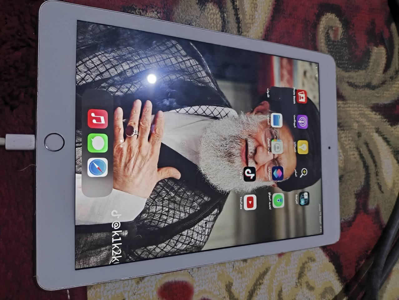 السلام عليكم شباب عدي ايباد طراز iPad Air2 ايباد نضيف كلشي ما مبدل بي يشغل كلشي يوتيوب تيك توك بيس2026ببجي 40فريم سعر 125وبي مجال حك جيه رقمي للتواصل ‏‪***********‬‏ أرحب بيكم

نص مكتوب في الصور:
- @k1k2k
- النمط الداكن مشغّل
- Night Shift
- متوقف