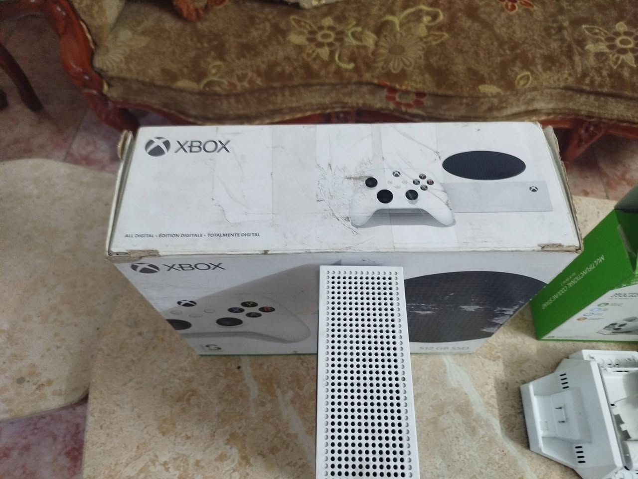 السلام عليكم ورحمه الله وبركاته السعر 400 الف شبه جديد اصدار 2023 بس اليد الجهاز الاصليه ما موجود بس مع يد GAMESIR  المكان الموصل الجانب الأيسر الرقم ***********
