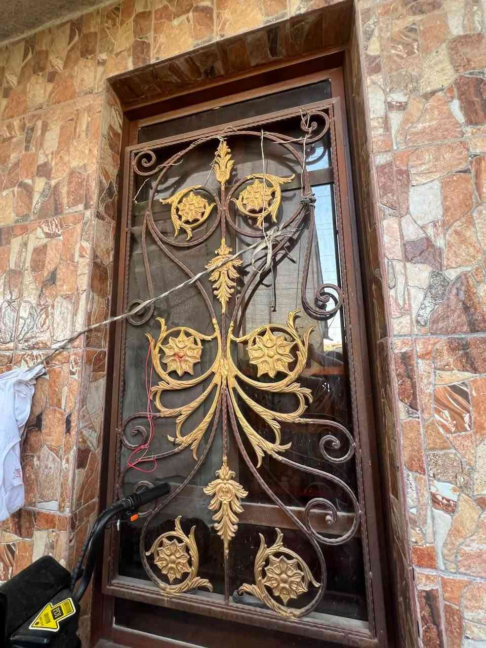 السلام عليكم شبابيك وباب للبيع بغداد حي الجهاد ***********
