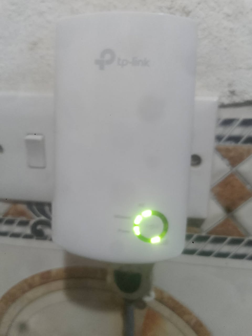 السلام عليكم 
مقوية أنترنتtp-link نضيفة ما بيهة أي خلل تعمل بشكل جيد جداً معلوماتهة موجودة بالصور مثل ما موضح أسفل 
تغطي معضم غرف البيت الشراي يراسلني على الواتساب ***********
