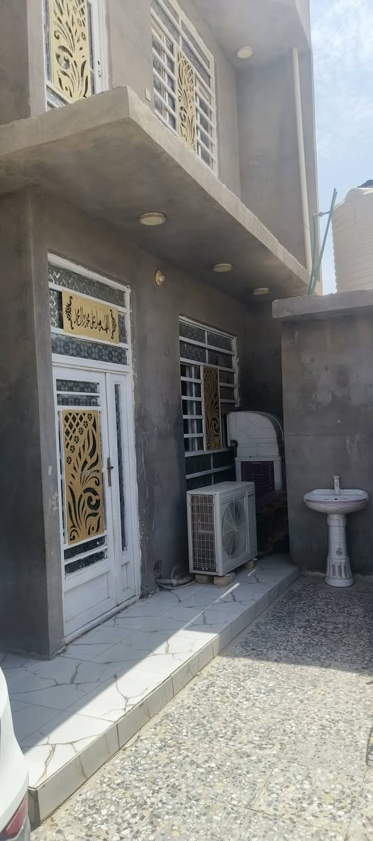 بيت للبيع 200 متر طابقين 
🔹 البيت طابقين، بناء حديث 

🔹 4 غرف، غرفتين جوه وغرفتين فوك

🔹 صالة جوه وصالة فوك

🔹 استقبال واسع

🔹 حمام وتواليت بكل طابق + تواليت وحمام خارجي 

🔹 الأرضيات بورسلين والسيراميك كامل

🔹 حوش/كراج واسع

🔹 طابو ملك صرف

🔹 البيت مرتب وجاهز للسكن

مطلوب إسكان 20 مليون، التسديد 200 كل شهر. 

📍 الموقع حي الجهاد وقريب من الحزام الأخضر وواحات العتبة.

للمعلومات أكثر اتصال أو مراسلة على الرقم: [ *********** ]
