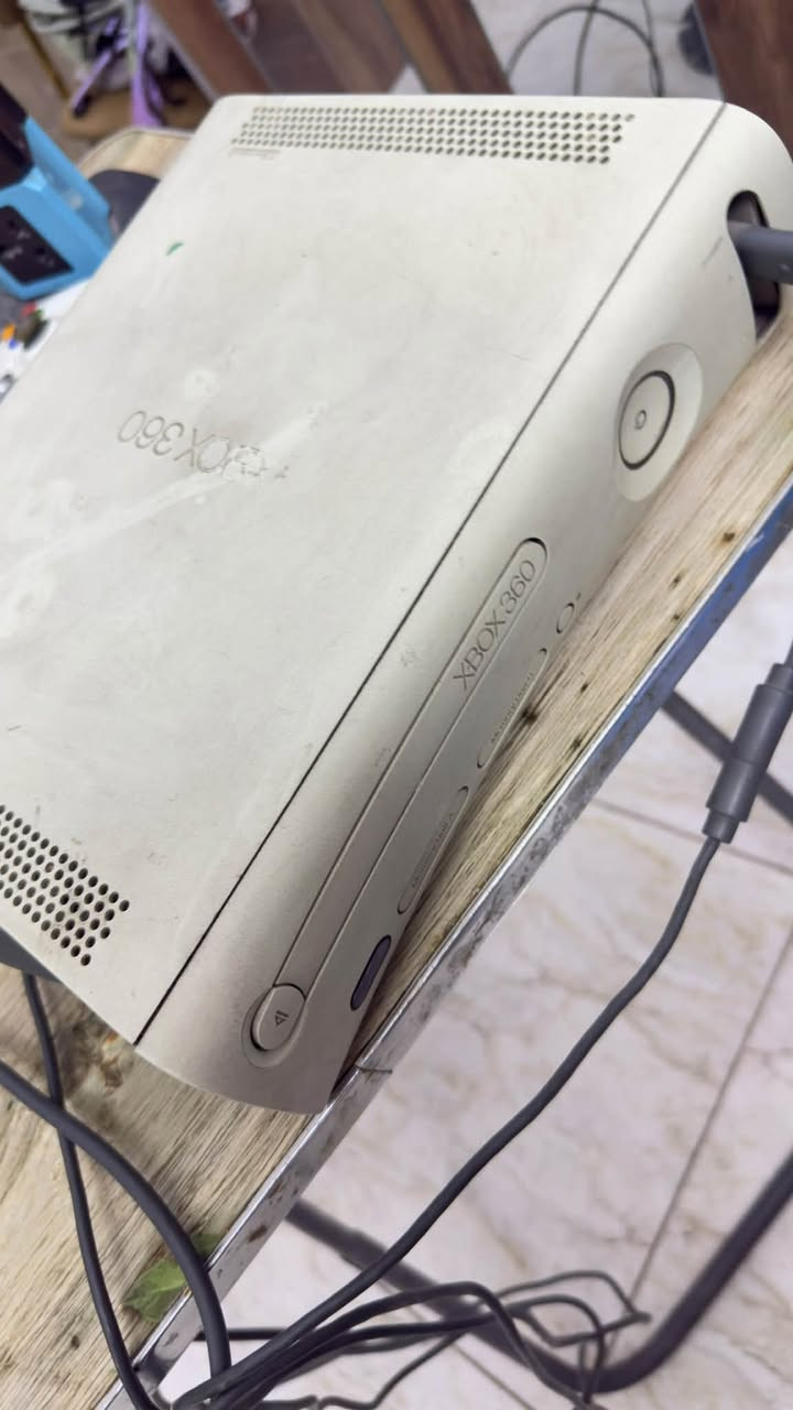اكس بوكس 360 بي مشكله بسيطه الباب مال اقراص متفتح اله من جهاز وويا 70 قرص تقريبا يده وحده شغاله الثانيه ماعرف فحم  سعره 75 مكاني بغداد حي الجامعه ***********
