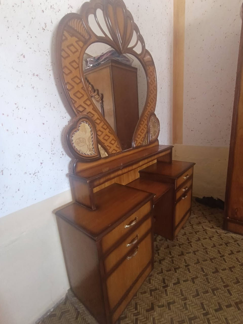 سلام عليكم
غرفه اخشاب للبيع نظيفه ٤ قطع كدام عينك سعر 950 وبيها مجال 
***********

