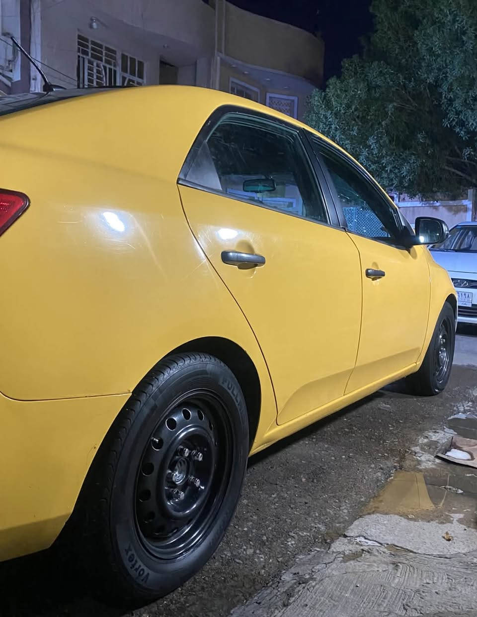 السلام عليكم 
فورتي ٢٠١٣ امريكي مكينه ٢٤٠٠ دوش رقم بغداد انكليزي انضربت عندي جاملغ وحافة البنيد وابيعها على وضعها سياره مكينه كير بلكارتون تبريد ثلج حداديه تخم تاير جديد جواهه مدوشمه عام سفاري كشنات وكاعيه وتنته وصندوك رايدها ب٨٥ وبيهه مجال مكاني الزعفرانيه ***********
