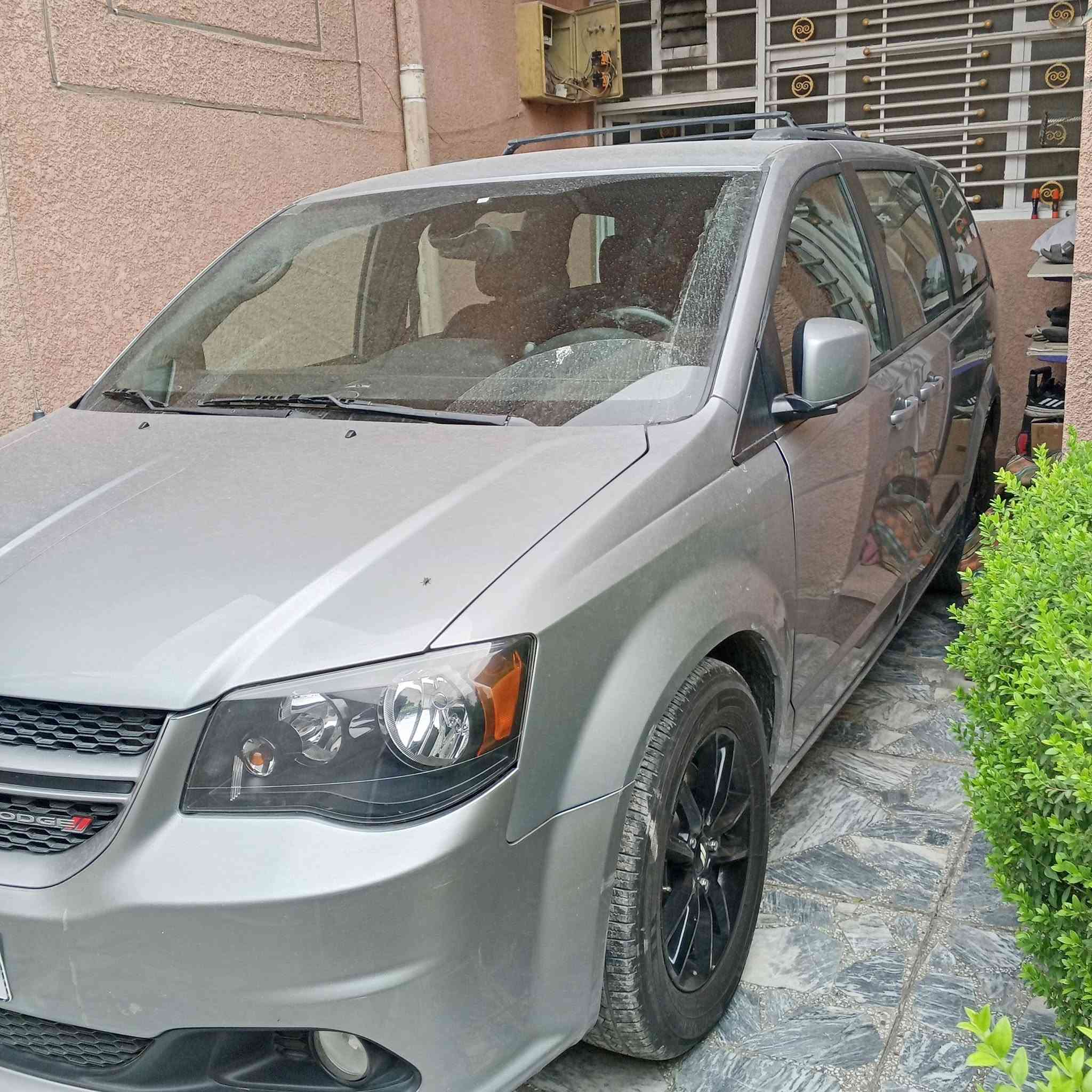 السلام عليكم دوج كرفان 2019 GT
ماشية 143
وارد امريكي حادث بدون ايرباك 
3 قطع تبريد 
تشغيل عن بعد 
تحكم ابواب وصندوك كهربائي
كشنات بلع تحكم كهرباء
السيارة فول احلة من الصور وماغاسلهة بترابهة صورتهة
مكاني بغداد الامين الثانية 
رقم الهاتف ***********
السعر 190
