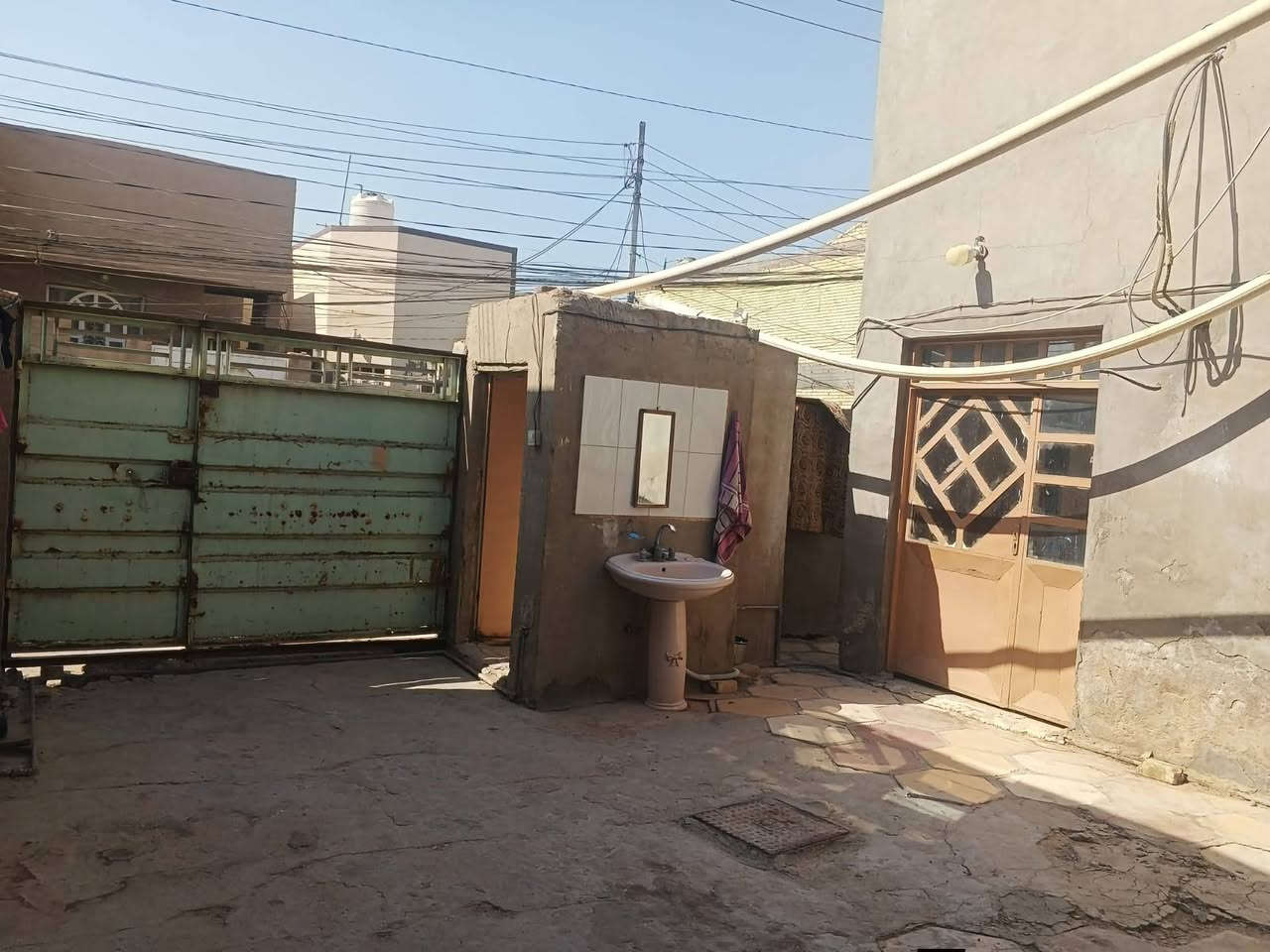 السلام عليكم 
بيت للبيع المساحة 200 متر حي الوفاء منطقة ال37 شارع 12 متر 
يحتوي على ثلاث غرف واستقبال وصالة تخاريج داخلية وخارجية 
مع وجود غرفة في الطابق الثاني 
السعر  225 مليون 
للاستفسار الاتصال على الرقم ***********
