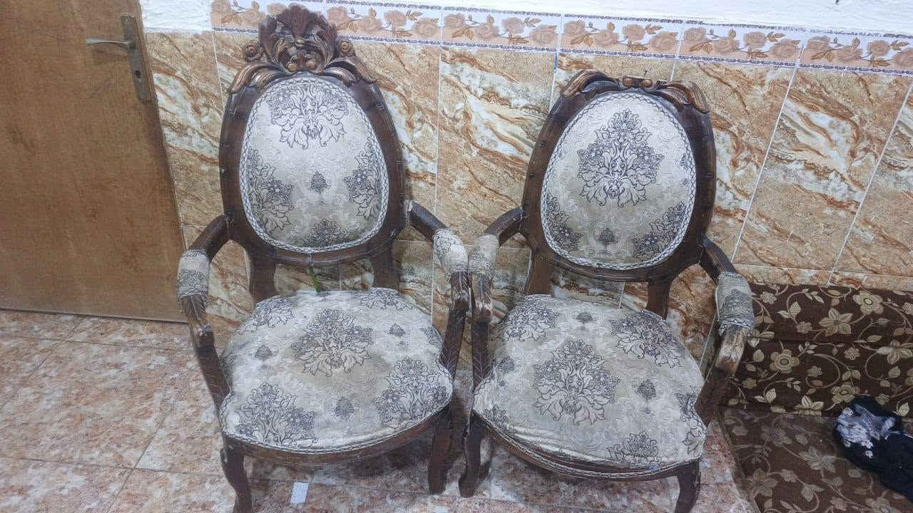 تخم للبيع ست كراسي ووحده جبيره خشب زان المصري ثكيل للاستفسار الاتصال على الرقم ***********

