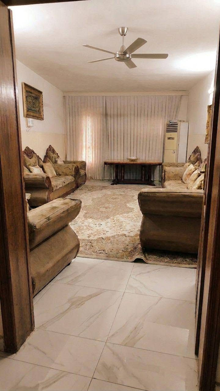 دار للبيع طابو صرف
المساحه//270متر طابقين
الموقع //حله حي الضباط شارع الكابينات على شارع تجاري 
( سعر المتر مليون و750 ) 
المحتويات /
الطابق الاول //يحتوي ع هول كبير وصالة استقبال وغرفه ومطبخين حار وبارد َيحتوي ع حمام ومجمع صحيات +طارمه وحديقه وصحيات خارجيه 

الطابق الثاني // علماً الطابق الثاني تكدر كامشتمل معزول كامل او من ضمن البيت 
يحتوي / على هول كبير في الوسط 
وجهت اليسار غرفتين كبيره وهول صغير في الوسط
جهت اليمين يوجد مطبخ ومخزن صغير وممرر طويل كبير +مجمع صحيات
//علماً البيت بناء قوي ومرمم حديثاً يعني نظيف ما يحتاج اي تعديل
للاستفسار اكثر مراسلة الصفحه او واتساب ***********
