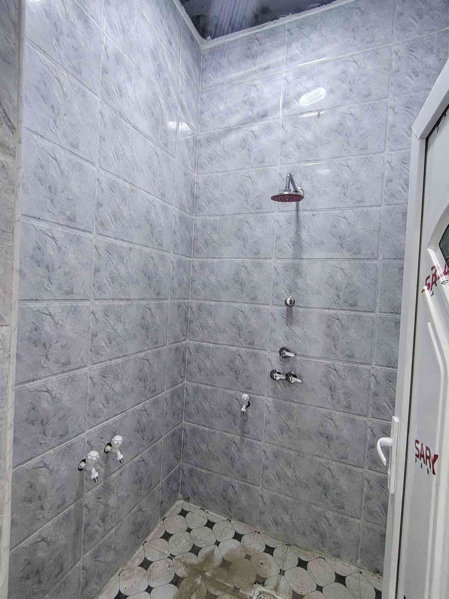 السلام عليكم دار سكن للبيع حديث البناء درجة اولى غير مسكون في الكوت منطقة حي الحكيم بالقرب من الكورنيش مساحتة 100م مربع 10×10 البناء طابوق درجة اولى والسقف صب مسلح والارضية والجدران سيراميك ويتكون البيت من غرفة وصالة واستقبال ومطبخ وصحيات داخلية وخارجية ومرقم من قبل البلدية السعر 45 وبي مجال الاستفسار الاتصال على هذا الرقم ***********
