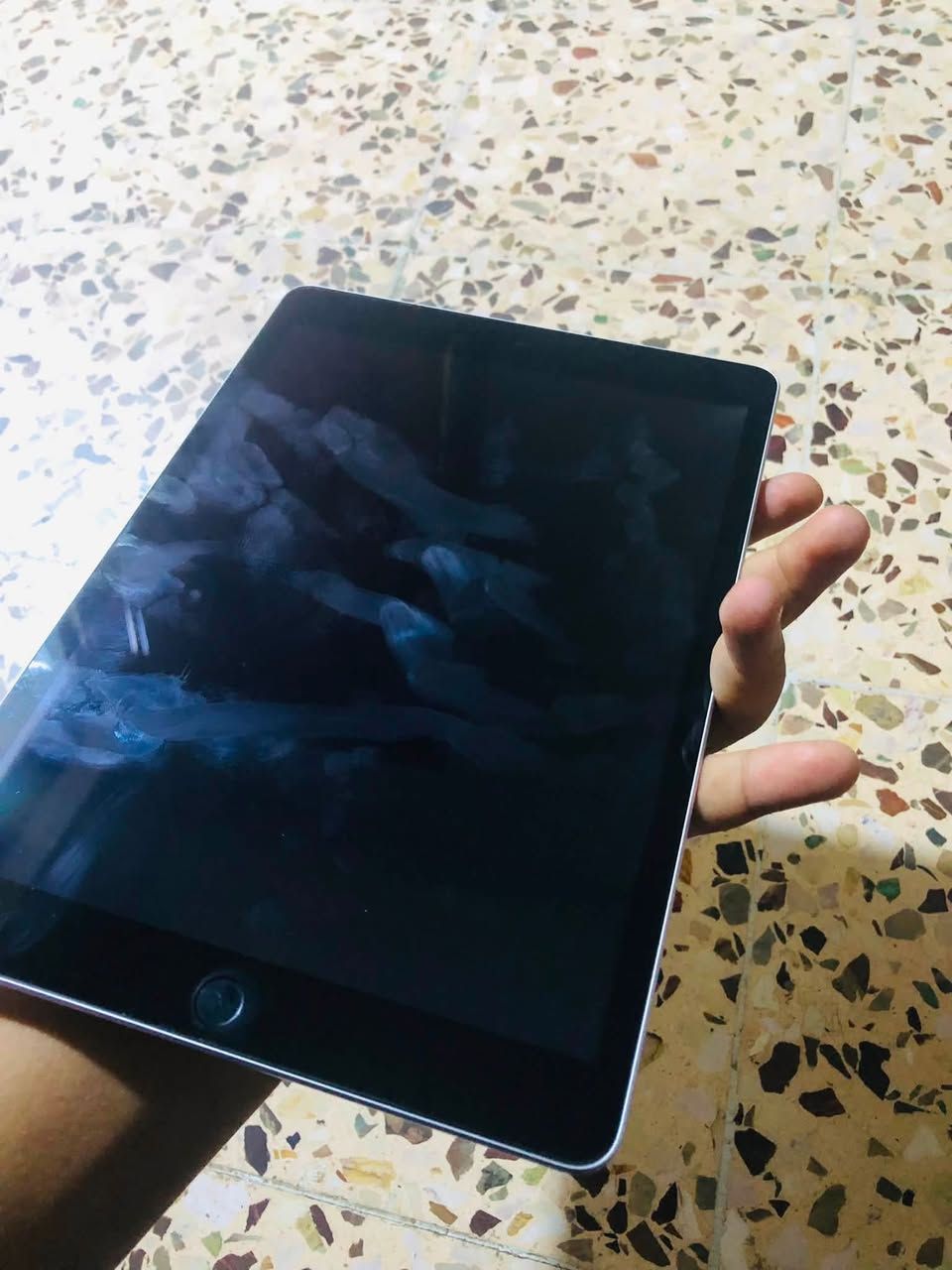 سلام عليكم ايباد 9 مكفول كفاله عامه بلا ملحقات ذاكره 64 جهاز يصرف شحن شوي  سعره 230 وبي مجال بصيط ***********
