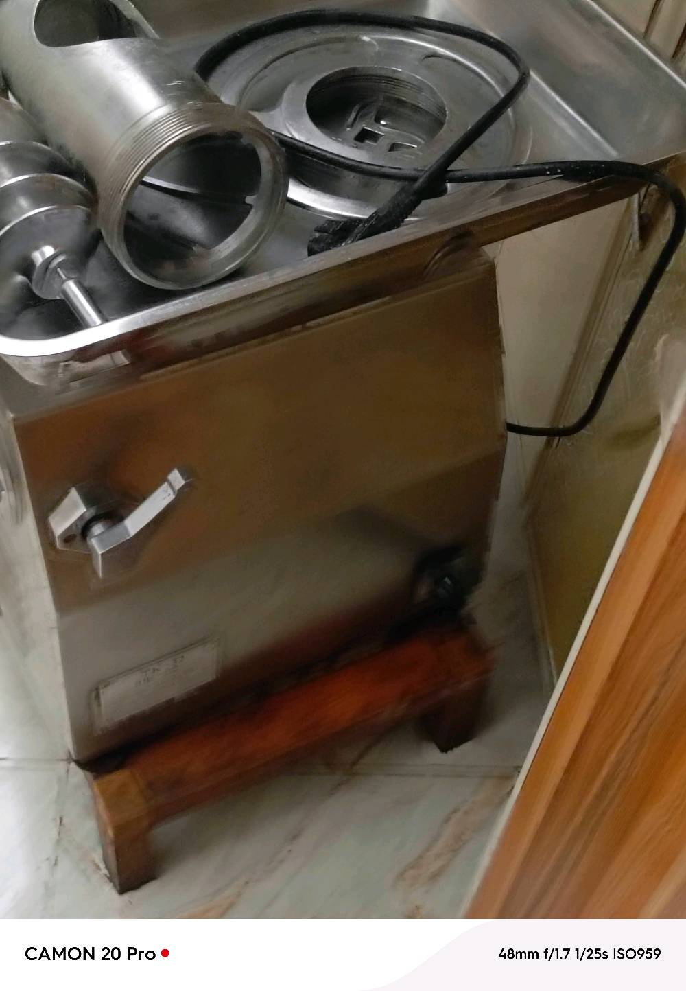 ـ مفرمة  تجارية وصناعية (طراز TK-32)،
هلا بيك، المفرمة TK-32 شكد عليها استخدام تقريباً؟ وبيها أي عطل أو صوت/رجّة؟: 
مابيه ايشي وابد ما داخله صيانه 
تشتغل على شنو بالضبط: 220 لو 380 فولت؟ وهل هي كاملة مع السكاكين/اللولب/الملحقات لو ناقص شي؟: 
كامله 
شنو حالتها من الداخل والخارج: نظيفة ومجربة، لو بيها تصليح بسيط أو قطع مستهلكة؟: 
مابيه شي 
وين موقعك بالضبط؟ وهل متوفر فحص وتشغيل بالمكان قبل الشراء؟: 
نعم مكاني بغداد قرية الانتصار 
السعر شكد تريد بيها؟ وهل تقبلون التفاوض لو السعر نهائي؟: 
35000 وبيه مجال 