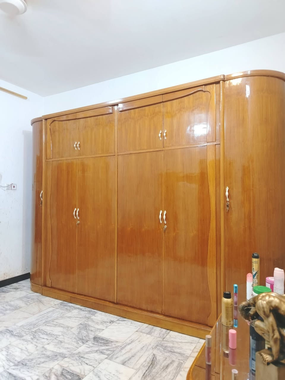غرفة نوم تسكام صاج داخل وخارج شغل ثقيل ضهر جرجوبه خمسه ملم استعمال قليل مابيها اي ضرر تكمه اخت الجديد مكفوله من الشخط العنوان حلة حي الجزائر ***********.  ***********
