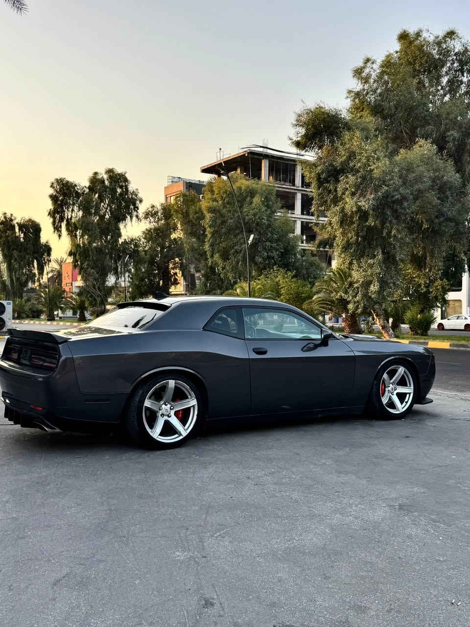 السلام عليكم دوج جالنجر RT 5.7l 
موديل 2019 السيارة فول تشغيل عن بعد 
شاشة كبير كار بلي 
كشنات كهرباء 
ماشية 85km 
رقم بغداد بأسمي تحويل ثاني يوم
السيارة حادثها فقط جاملغ وبنيد قطعتين صبغ فقط 
سعر السيارة 154 بيها مجال 
مكانها بغداد الدورة حي الصحة 
***********
