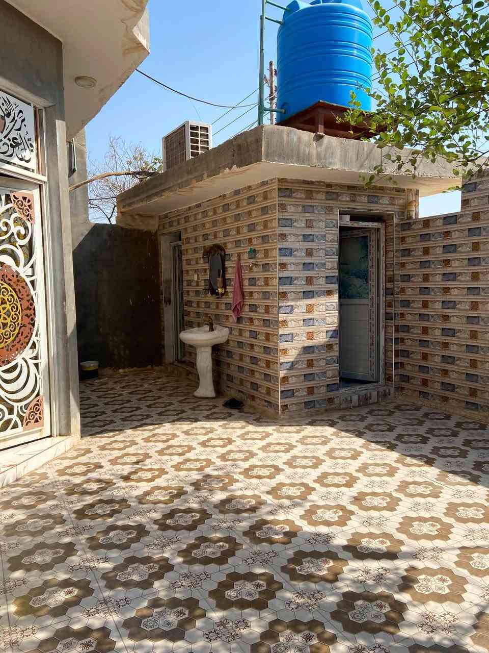 السلام عليكم بيت طابو للبيع قرب مدرسه الرحمه حي ضبيع مساحه البيت 250بي غرفتين وصاله ومطبخ وديوانيه وصحيات داخليه وخارجيه اتصل برقم  ‭***********‬

