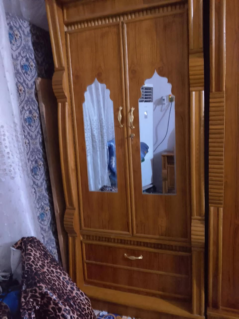 غرفه اخشاب عراقي صاج كلش نضيفه ما بيها اي شخط دوشك ويها تفصال مسوينه وبعده عالي وجديد سعر 850 رقم الهاتف ***********
