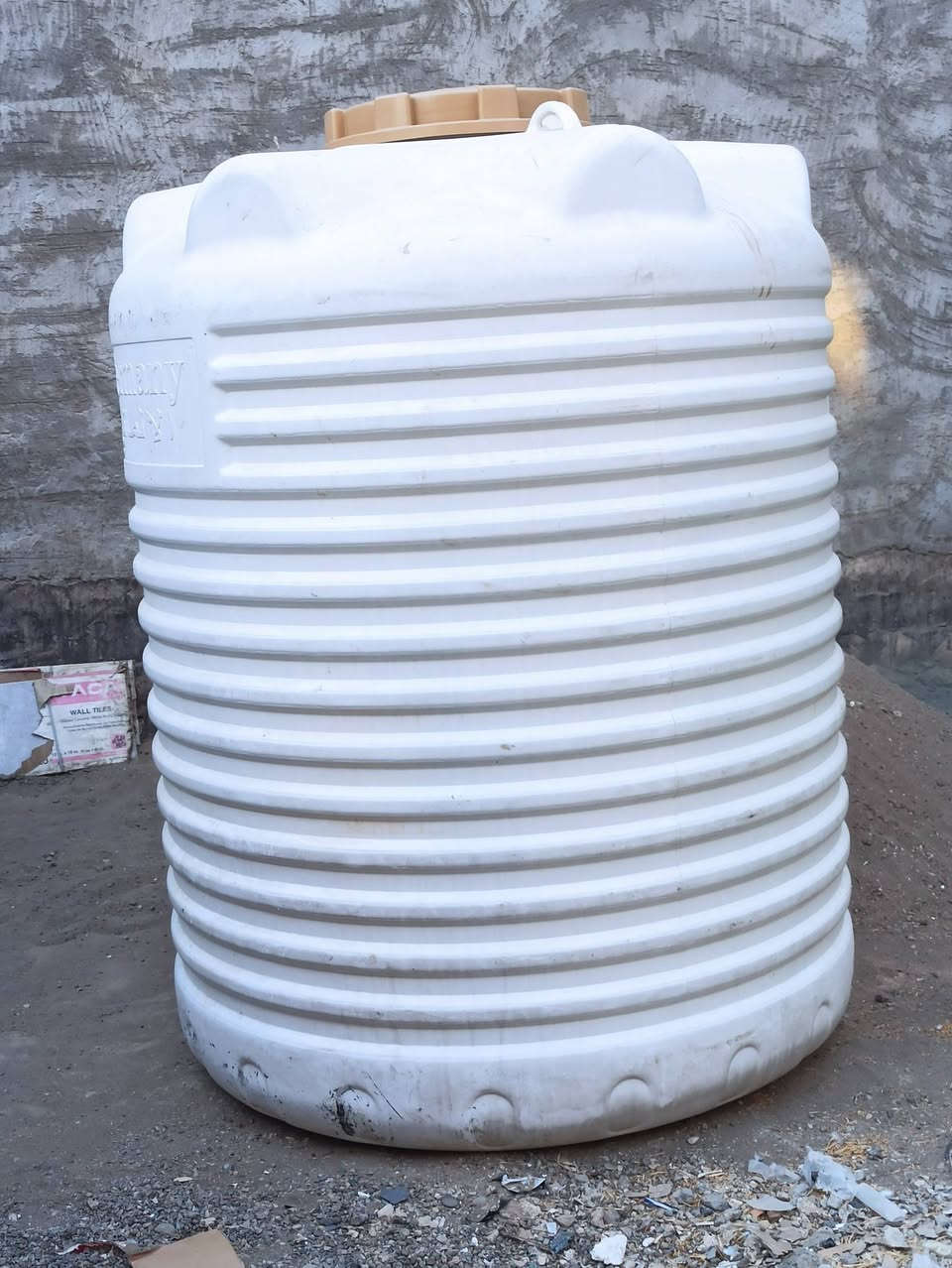 السلام عليكم
تانكي للبيع 2000liter بي زرفين
السعر 45 وبي مجال 
المكان بعقوبة شارع الديري
