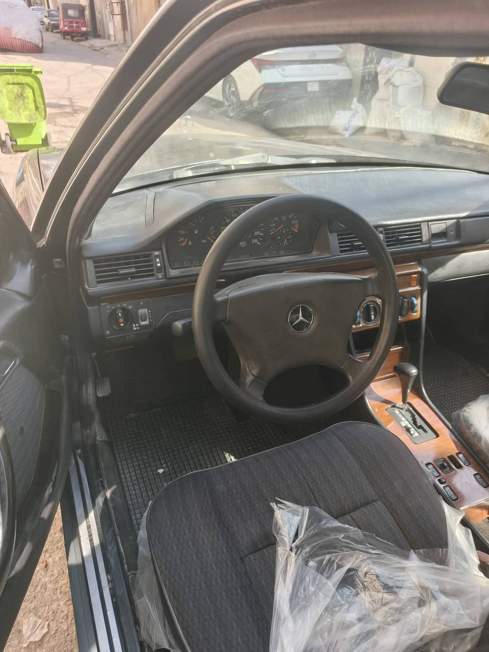 مارسيدس E230
مديل ١٩٩٣
رقم نجف 
محرك ٤ سلندر 
اريل كهرباء 
تبريد ثلج 
باتري جديد 
غرفة جديدة 
صدر جديد سلايت طكتين
سيارة منضومة رتديترات جديدة انسة الحماوة
سعر ٧٤ وبيها مجال 
عنوان بغداد 
رقم الهاتف ***********
