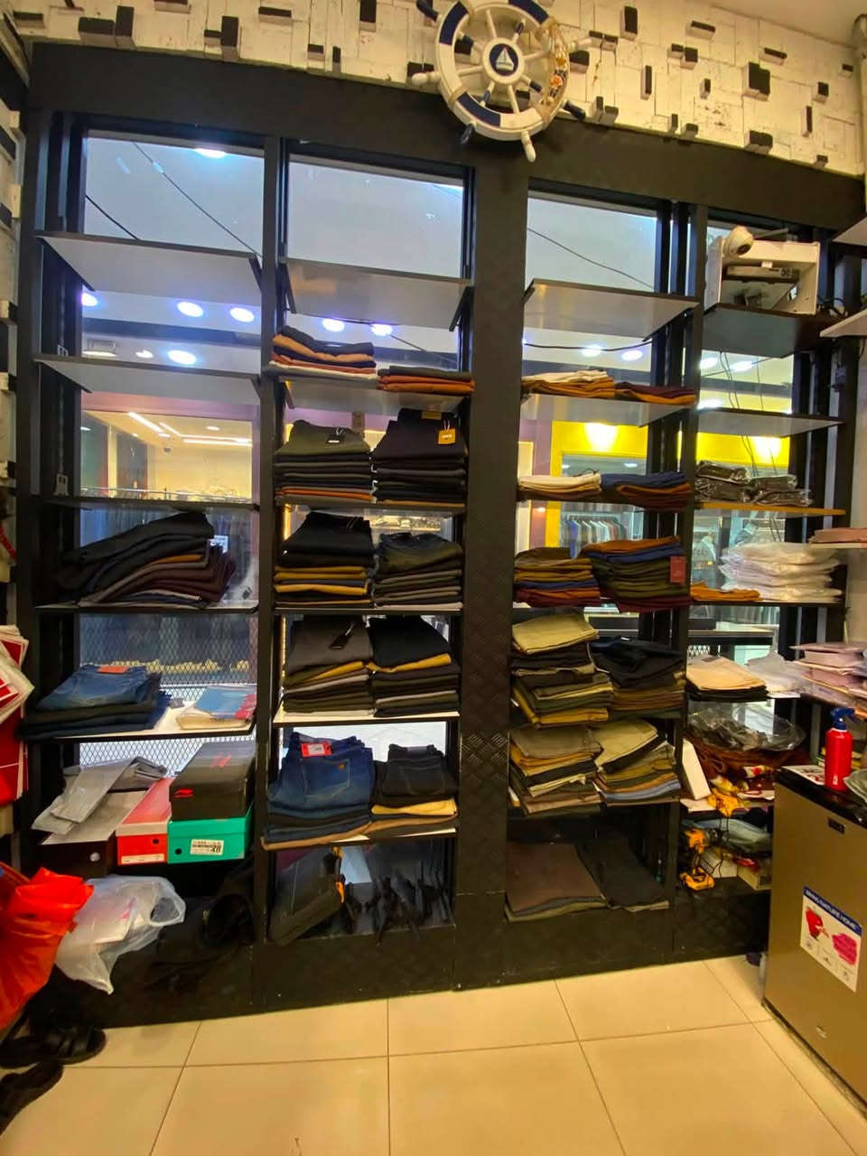 بوفيات حديد 3 قطع عرض 125سم ارتفاع 280سم  كل بوفيه بيها 12 رف
200 الف سعر البوفيه 

بغداد ***********
